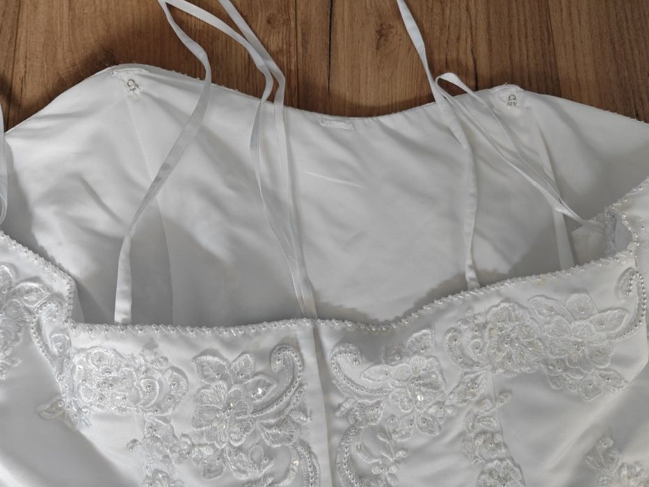 Suknia ślubna z długim trenem