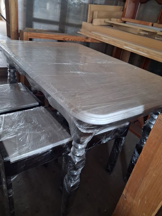 Стол и 4 табурета