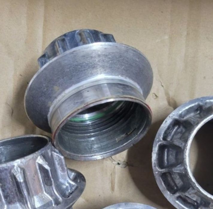 Nakrętka śruba koła bolidu F1