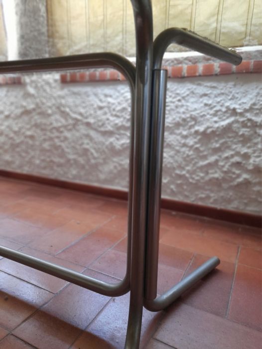 Mesa de jantar vidro com pes de latão