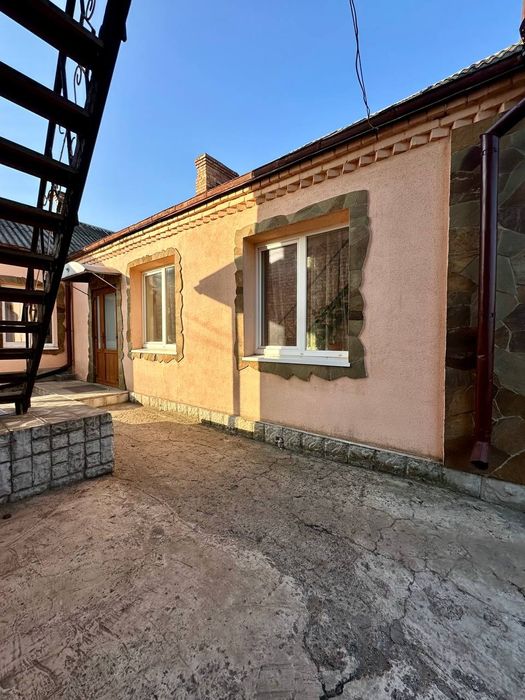 Два будинки у м. Луцьк на ділянці 16 соток