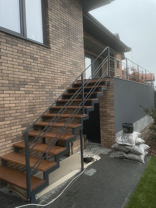 Сходи під ключ на замовлення