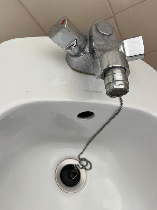 Bidé Valadares branco com torneira incluída – bom estado