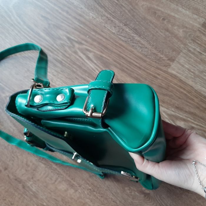 Zielona torebka listonoszka