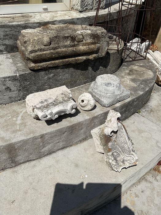 pedra esculpida antiga