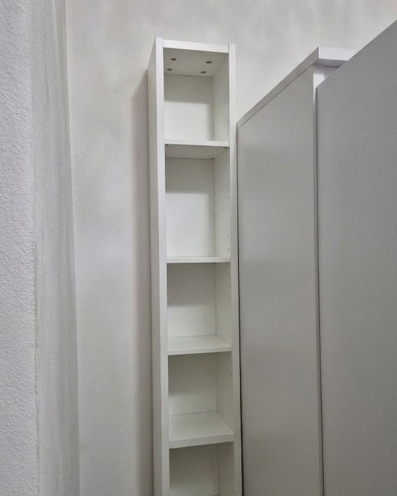 Wysoki biały wąski regał słupek skandynawski gnedby ikea na dvd półka książki