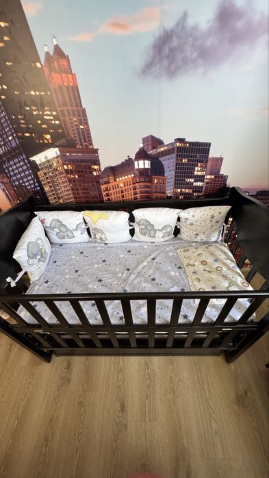 Дитяче ліжечко з маятником та матрасом