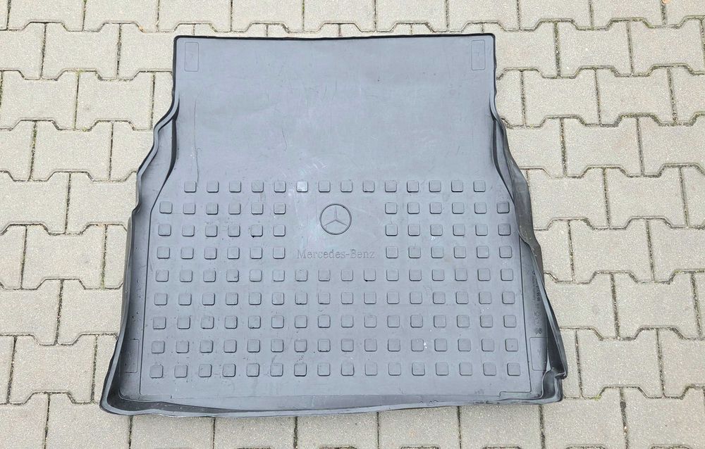 Oryginalna mata gumowa bagażnika Mercedes C W205 Sedan