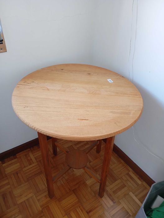 Mesa redonda de madeira.