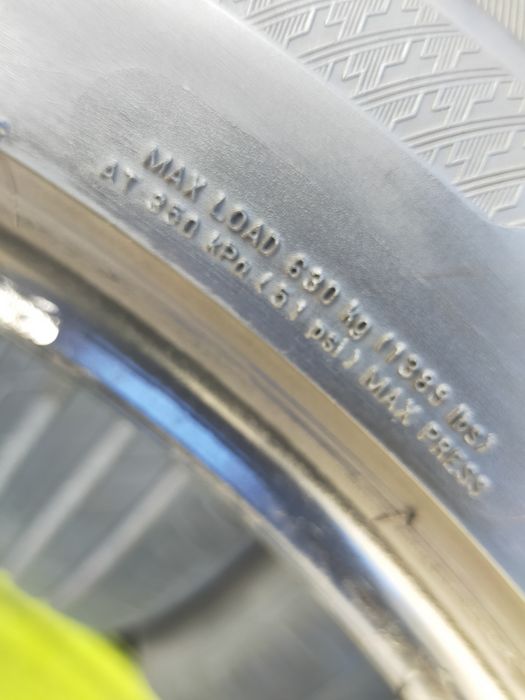 215/50R18 Bridgestone