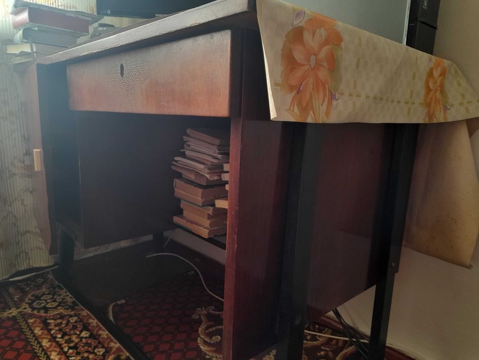 Продається міцний письмовий стіл