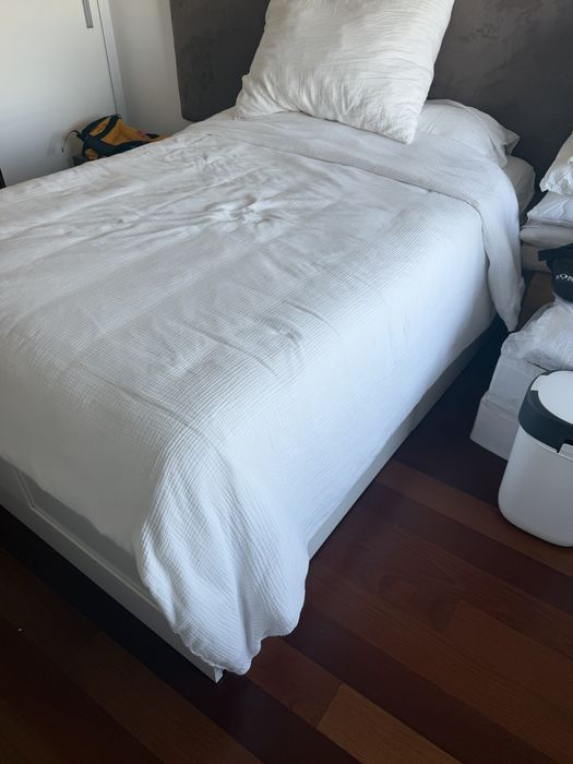 Cama de casal com 4 gavetas de arrumação + colchão | 145x210 cm