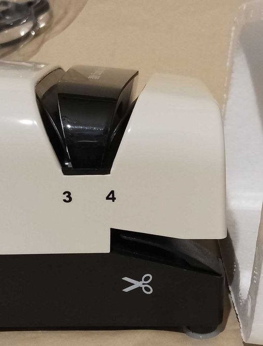 Электрическая ножеточка "MomsCook" MTKN-001. Новая. Полный комплект.