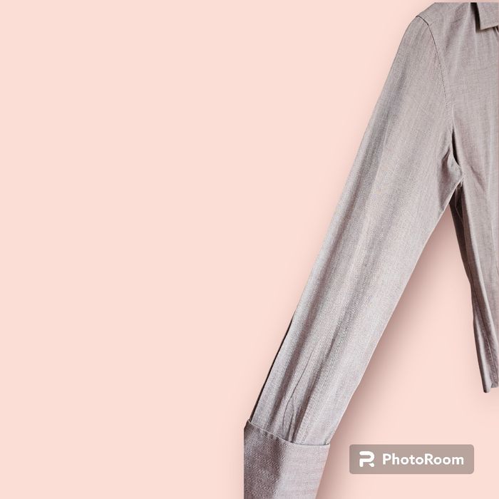 Camisa castanha com pormenor punho