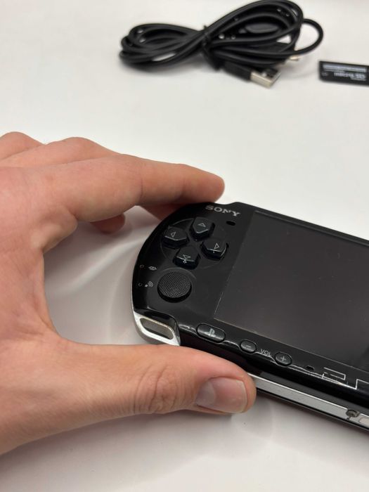 czarna konsola PSP 3000 slim + adapter + kabel stan bardzo dobry