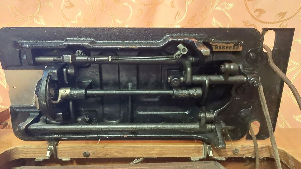 Швейна машинка ПМЗ ім. Калініна на металевій станині