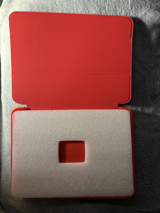 Czerwone etui do tableta ipad 11 gen 2025