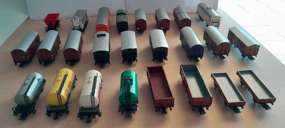 Lote de 25 vagões Marklin h0 várias referências nas caixas originais.