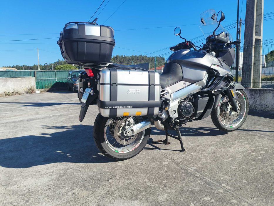 Moto Aprilia caponord