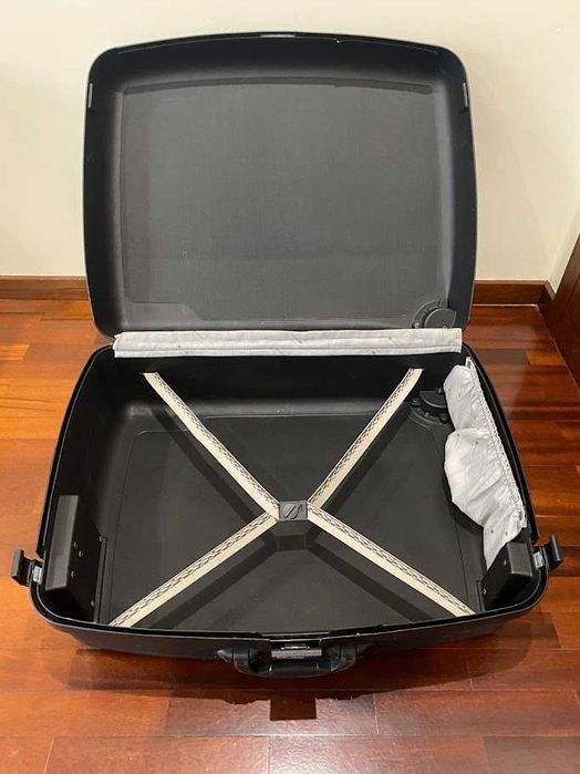 Mala de viagem grande, rígida e preta da marca Delsey