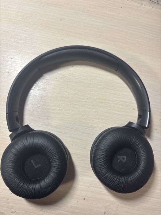 черные наушники jbl
