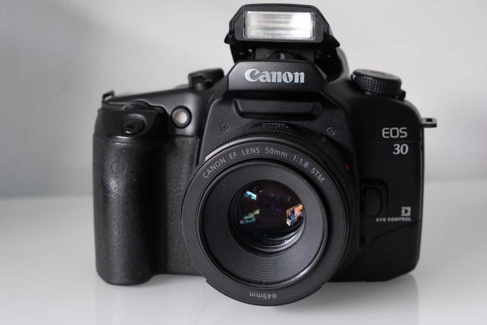 Câmara Fotográfica Analógica - Canon EOS 30 + Canon EF 50mm F1.8 STM