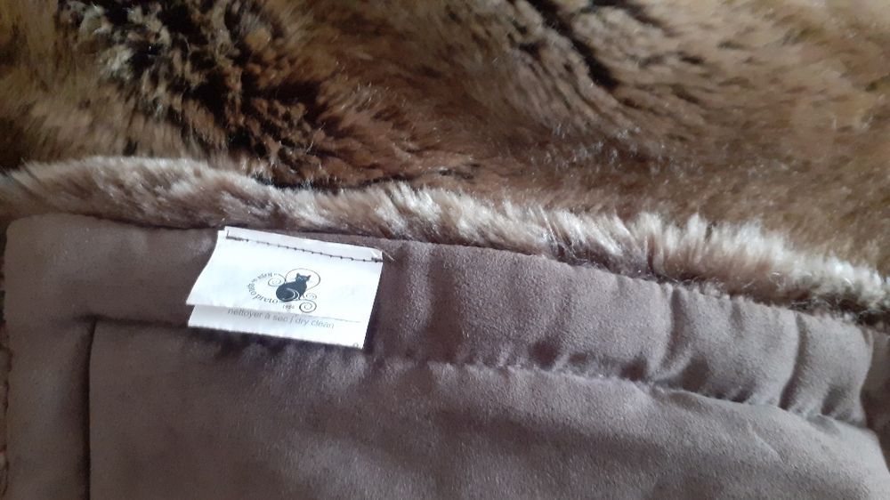 Manta Castanha em Pêlo sintético aveludado ( Gato Preto)