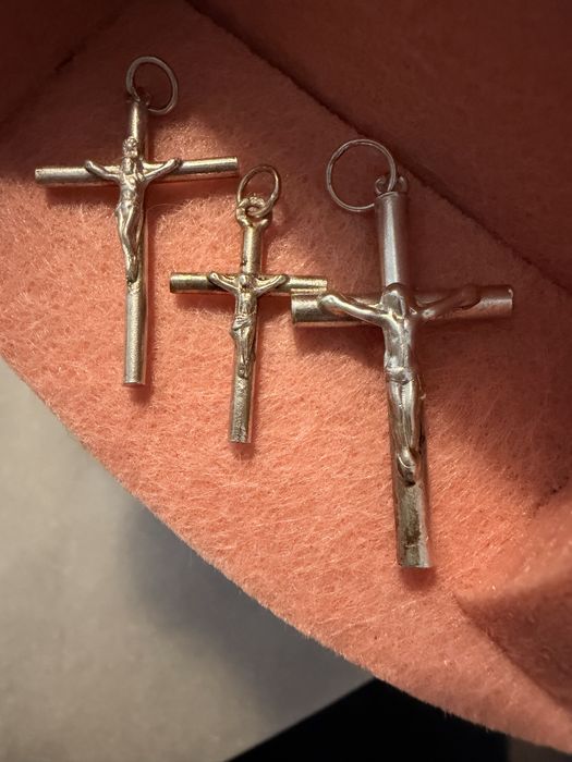 Crucificos em prata para fio