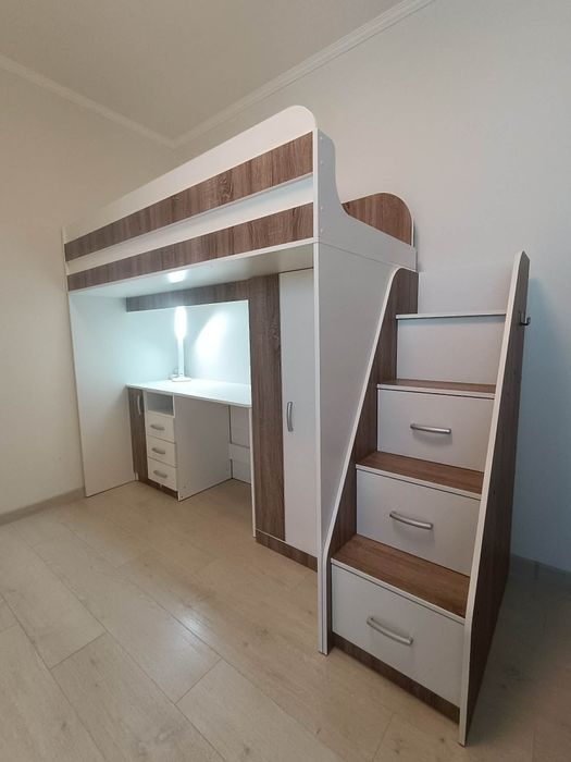 Дитяче ліжко-горище з робочою зоною та сходами