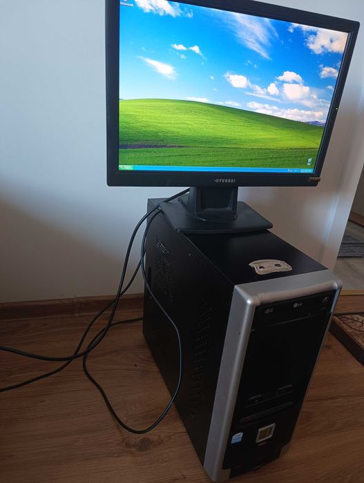 Komputer stacjonarny stacja dysków CD/DVD z monitorem Hyundai.