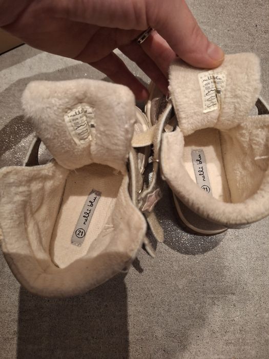 Piękne buciki dla małej księżniczki, r. 21