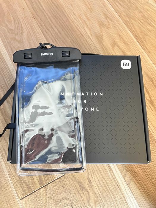 GiftBox Xiaomi - ładowarka samochodowa + słuchawki + uchwyt samochodowy + etui wodooporne
