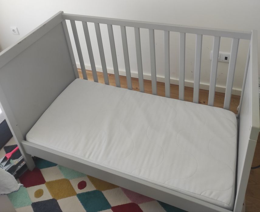 Berço IKEA + colchão + 2 lençóis ajustáveis