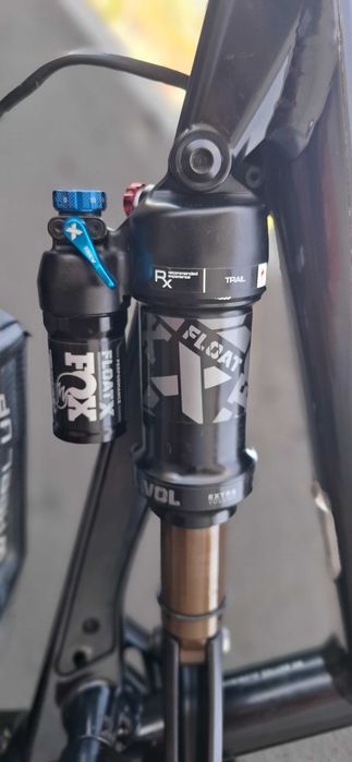 Bicicleta specialized turbo levo  Com estender de 350w sendo assim a bicicleta tem 1050w de bateria