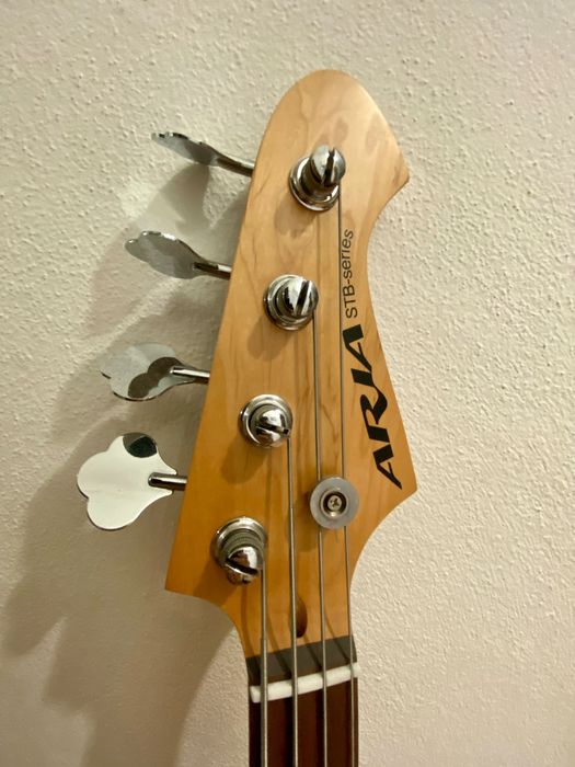 Baixo ARIA STB-Series