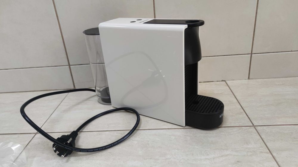 Máquina de Café Nespresso Essenza Mini Branca - Nova