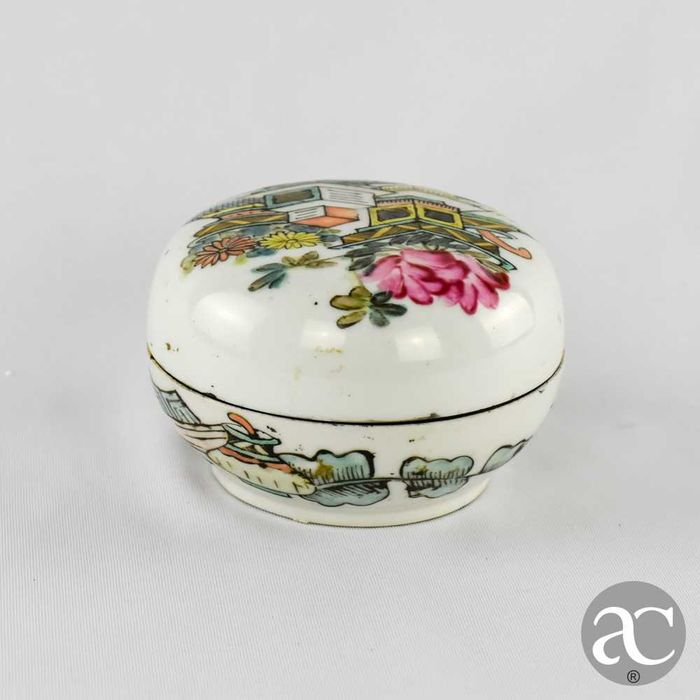 Caixa redonda em porcelana da China, com caracteres chineses, séc. XIX