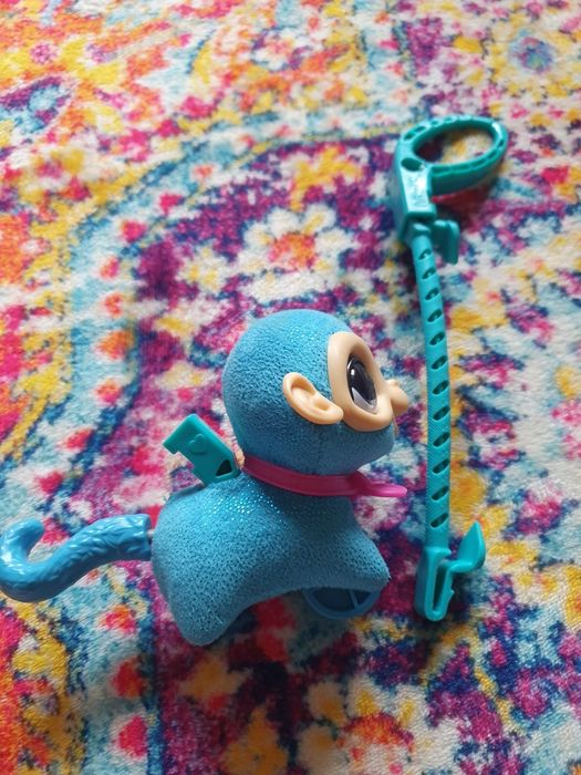 Małpka na smyczy furReal