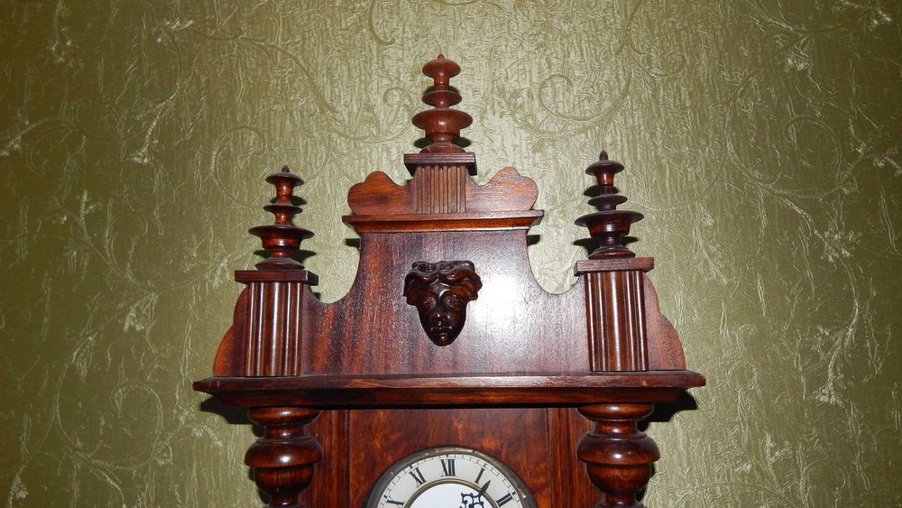 Старинные настенные часы с маятником