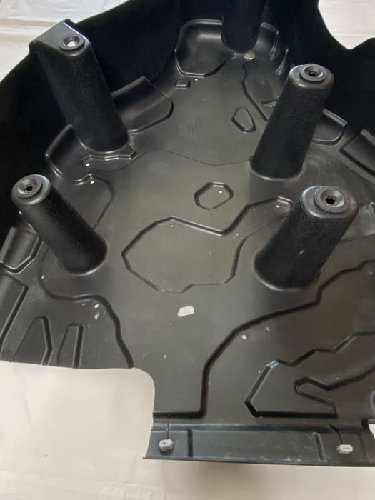 Proteção / Resguardo da cavidade da roda sobresselente. Peugeot 5008