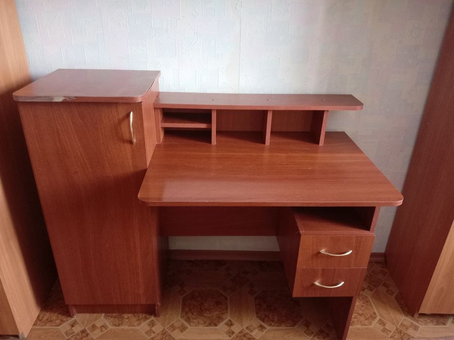 Стол письменный.