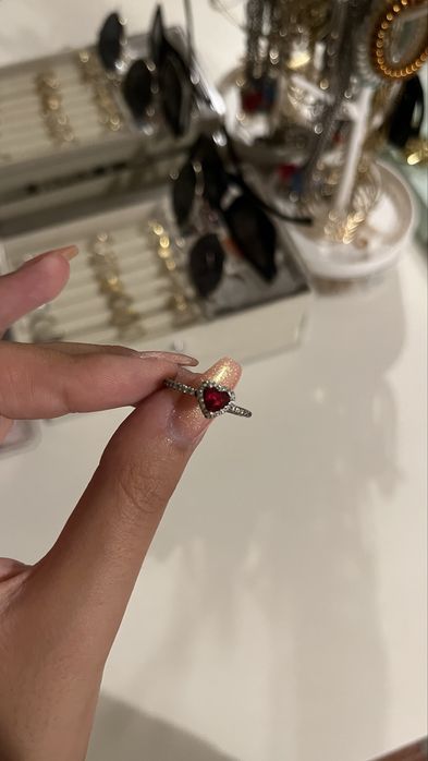 anel pandora coração vermelho