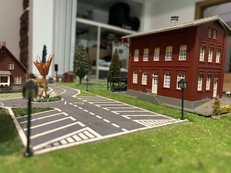 Maquete de estação de comboios e cidade