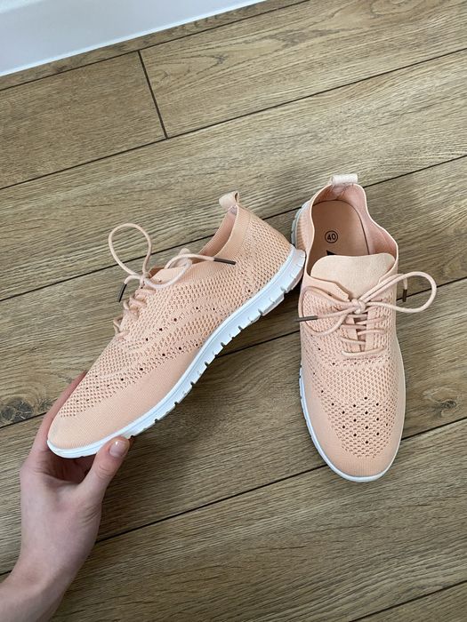 Кросівки жіночі