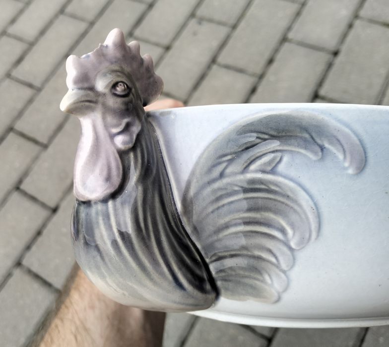 Antyk. Półmisek z ozdobnymi kogutami