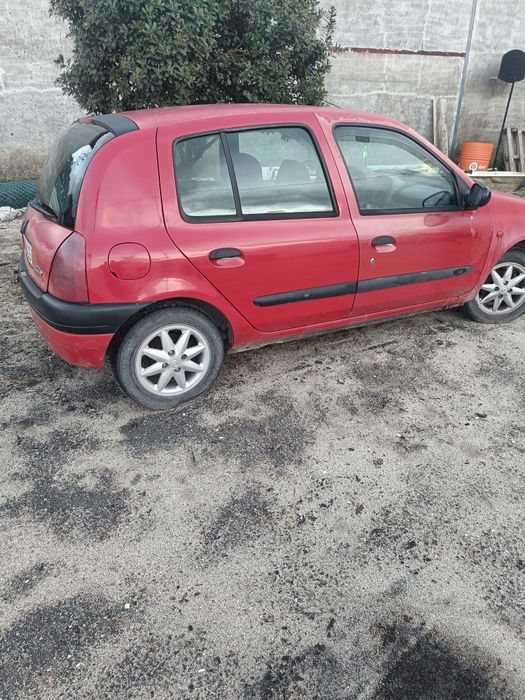 Renault Clio vermelho