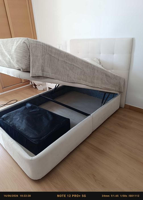 Cama individual com arrumação e colchão