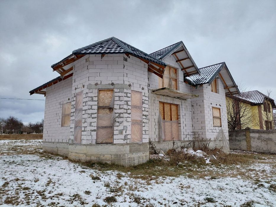 Просторий будинок у зручному районі!