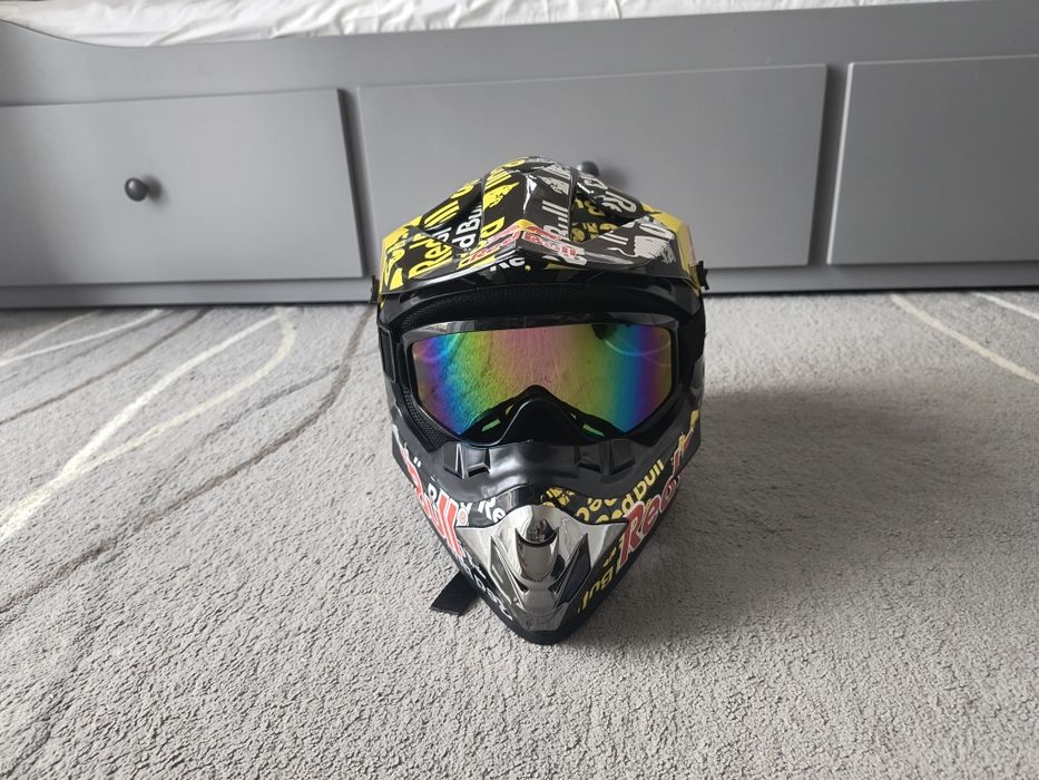 Kask dziecięcy z okularami.