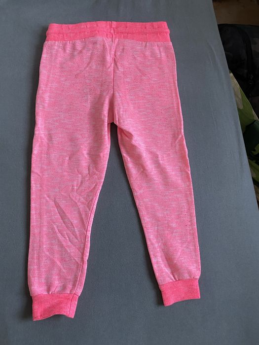 Jaskrawo różowe spodnie dresowe 104/110 dla dziewczynki